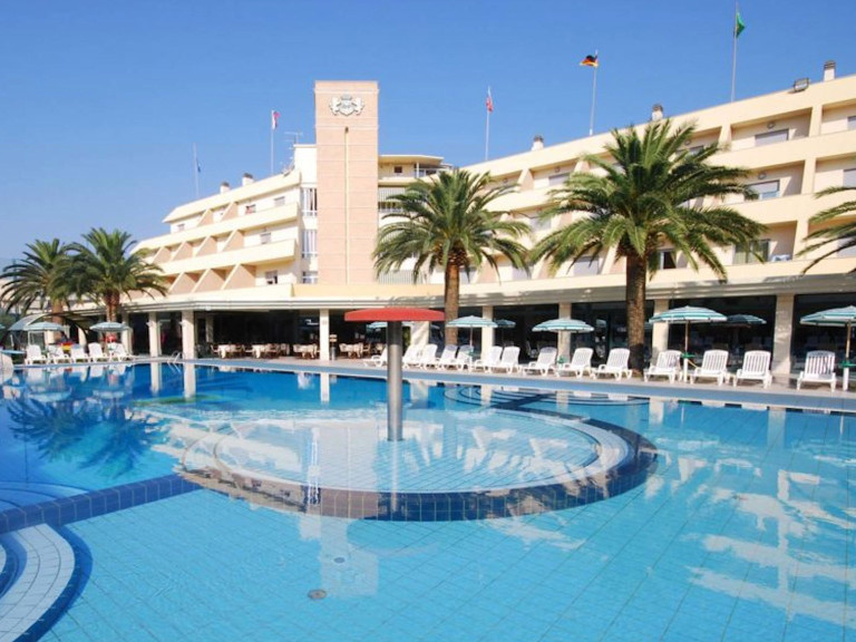 media.Gallery-Piscina_2ParkHotel-Martinsicuro